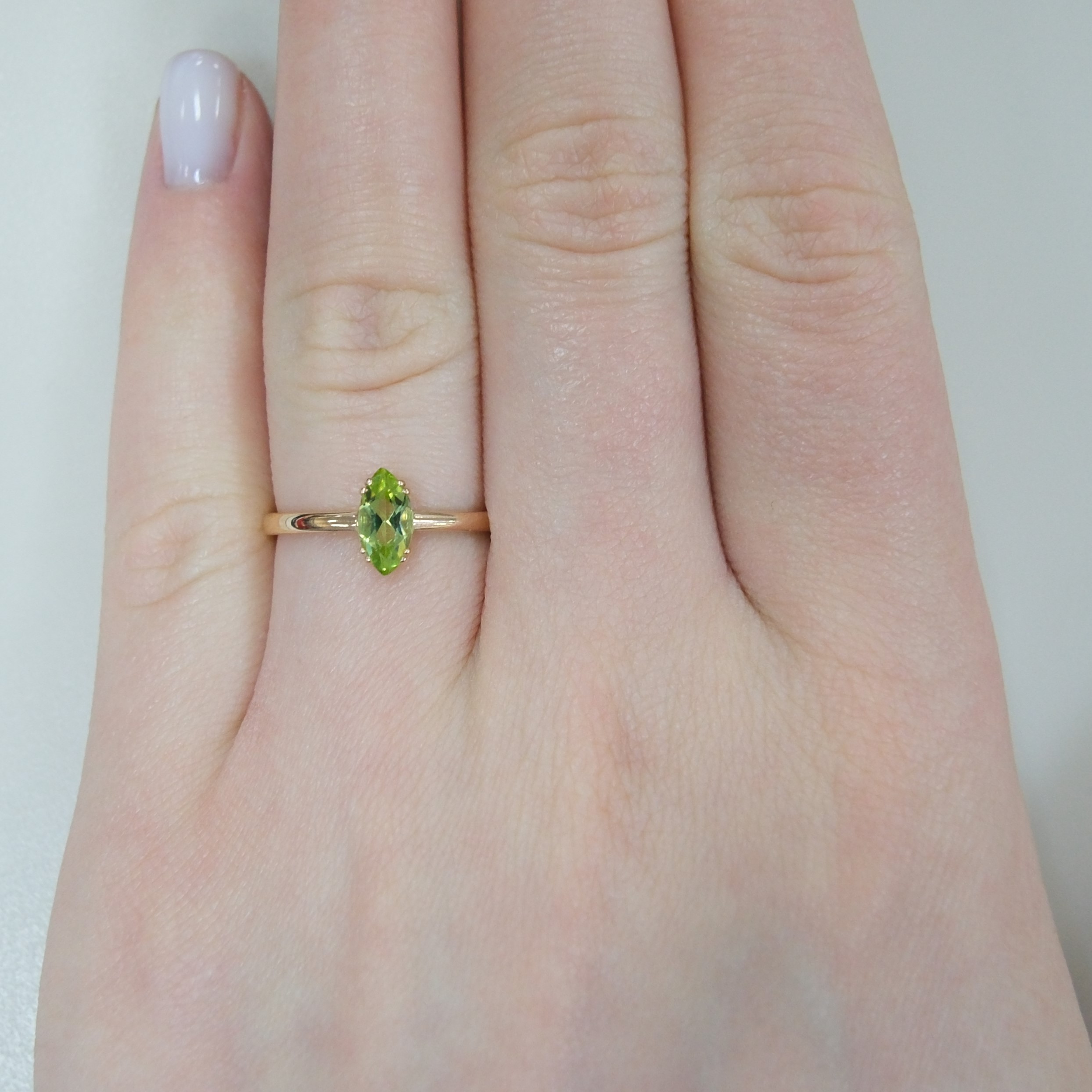 Серебряное кольцо с хризолитом